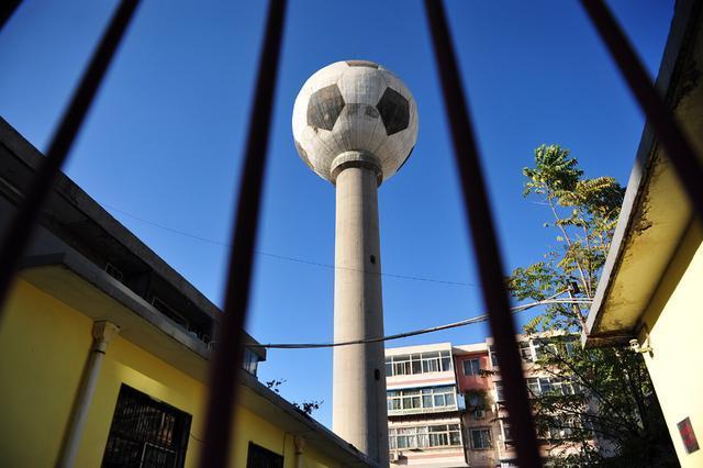 这座已被拆除的足球形水塔位于太原市双塔铁路宿舍小区内,建于80年代