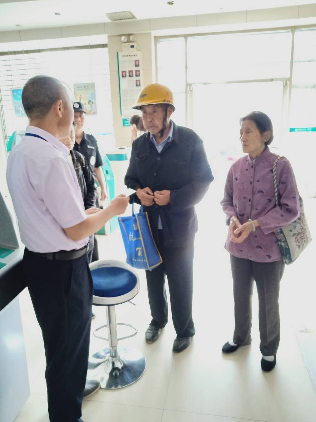 鼎城农行成功堵截一起集中异常开卡风险事件