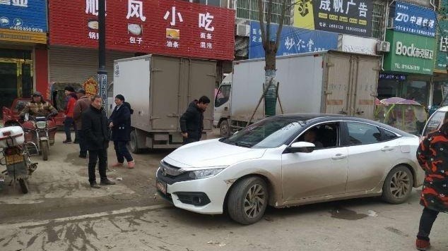 妇女剐蹭新车后主动报警 车主:你赔我一颗糖吧 妇女剐蹭新车后主动报警 车主:你赔我一颗糖吧