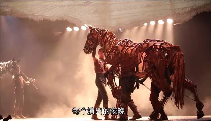 舞台剧《战马》模仿马叫逼真惊人