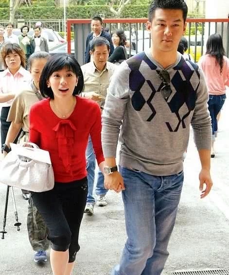 44岁带着3个孩子的她!还赔2600万元给前夫?如