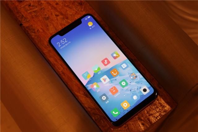 当华为荣耀play遇到小米8 究竟谁能吊打谁?爱