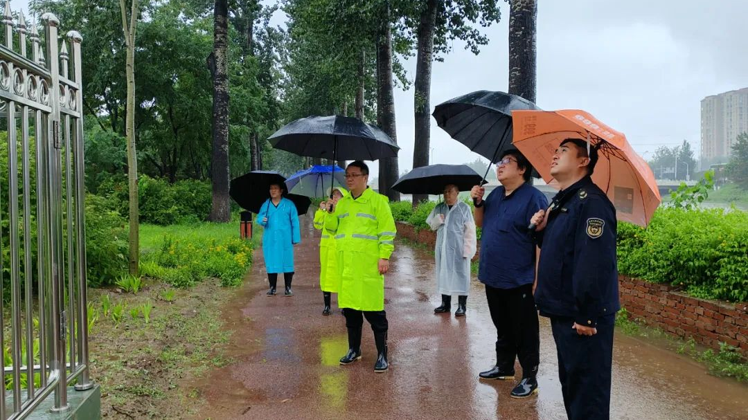 以“汛”为令,冒雨巡河!通运街道按下“河长制+防汛”键 以“汛”为令,冒雨巡河!通运街道按下“河长制+防汛”键