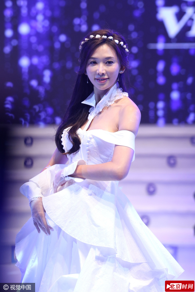 裸背美胸太吸睛