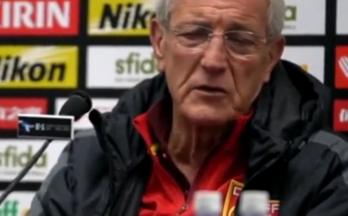 国足主教练罕见发飙,公开怼日本记者,亿万网