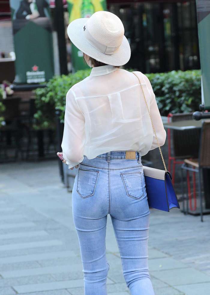 小羽街拍:紧身包臀的牛仔裤, 美女穿搭很时尚!