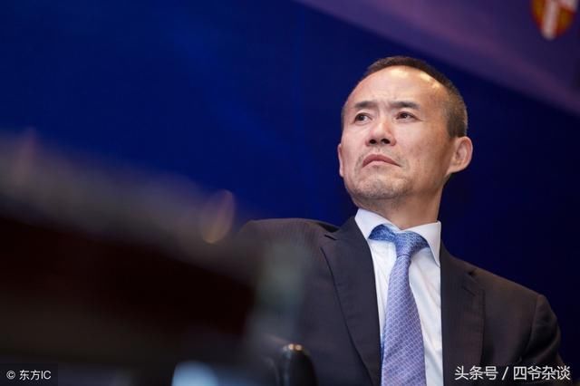 王健林年会落泪,王石卸任董事,这位创始人直接