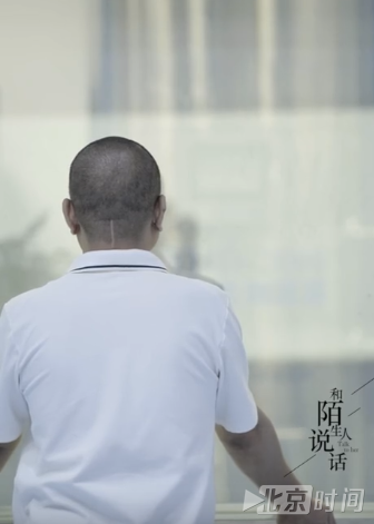 他送亡妻进零下196度罐内求复活 对着铁罐边唱歌边流泪 他送亡妻进零下196度罐内求复活 对着铁罐边唱歌边流泪