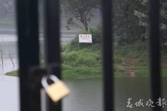 老陈悲痛过度，已经被送回家，而跟着爸爸逃生的大女儿，还懵懵懂懂， 或许要很久才能彻底明白，这场变故对她来说，意味着什么。“过了这条涵洞隧道，500米，再走几分钟就到家了。”村里人为母子的死无不感到惋惜。