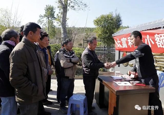 合作社分红,贫困户笑开颜