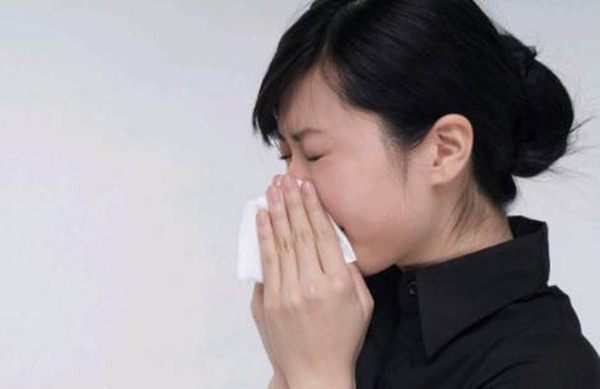 孩送新鞋,女孩再婚时,亲姐还她旧鞋,她扔鞋子时