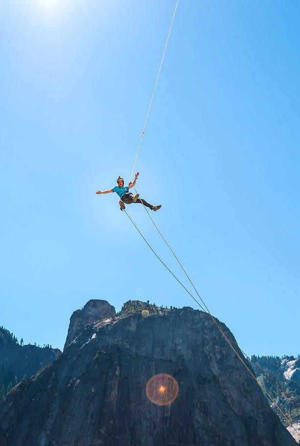 胆好大!国外牛人在悬崖峭壁上安营扎寨