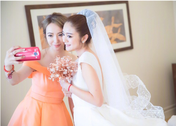 安以轩再晒婚礼伴娘团美照 穿浴袍齐刷刷晒美腿