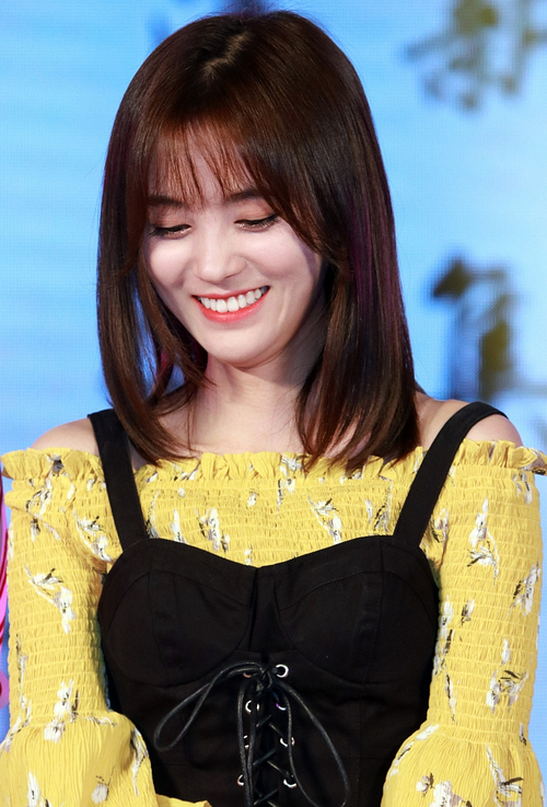 鞠婧祎明眸皓齿嫩出水 低头微笑露双下巴 鞠婧祎明眸皓齿嫩出水 低头微笑露双下巴