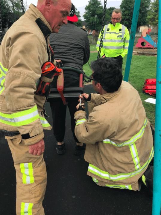 英国男子公园玩秋千发生尴尬事 消防员到场:怎