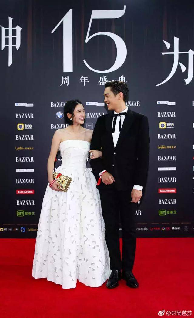 再看这穿着和手挽手的姿势,哪里像是来走红毯的,简直像是穿上结婚服来