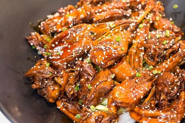 鹅肉吃起来甜甜的,如果不喜欢干锅的人可以尝试点这款锅呢!