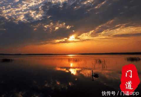 他一首《再别康桥》我们依然耳能详熟, 他虽然