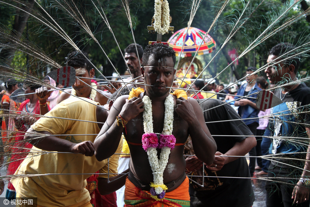用银针刺穿舌头、双颊等。