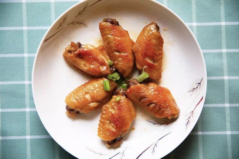 用粉色可乐、白色可乐、蓝色可乐做鸡翅,味道