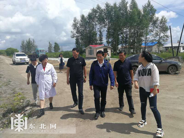 哈市第四医院到木兰县新华村送医送药送温暖
