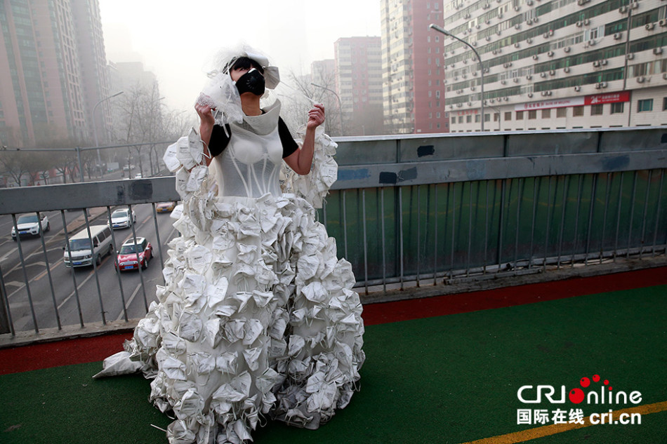 女子穿另类婚纱奔走街头呼唤蓝天