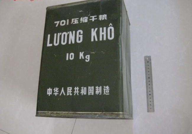 认识到军队伙食保障的重要性后,在朝鲜战争结束后的1958年,解放军第一代单兵口粮就此问世。即由总后勤部和上海食品工业研究所共同试制而成的产品,其中具有代表性的就是“传说中”的701和702压缩饼干。