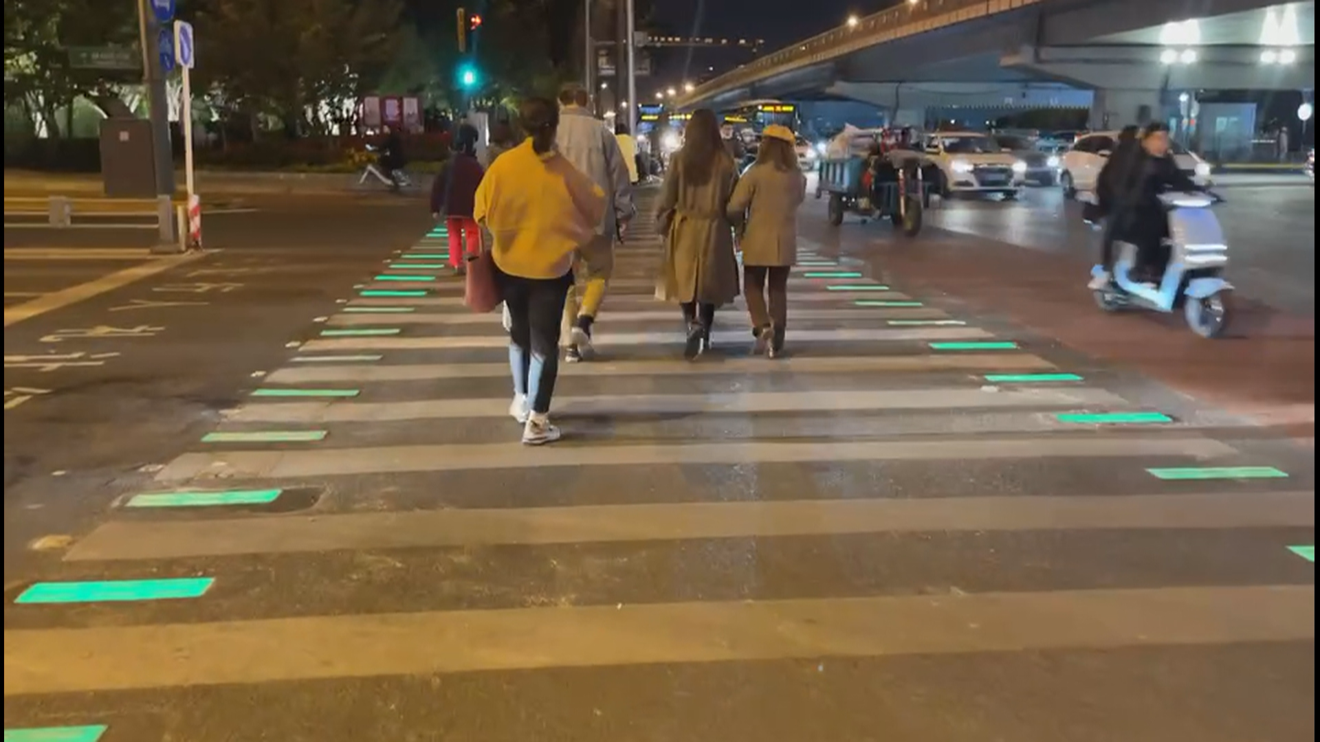 很新奇！会发光的斑马线亮相北京街头