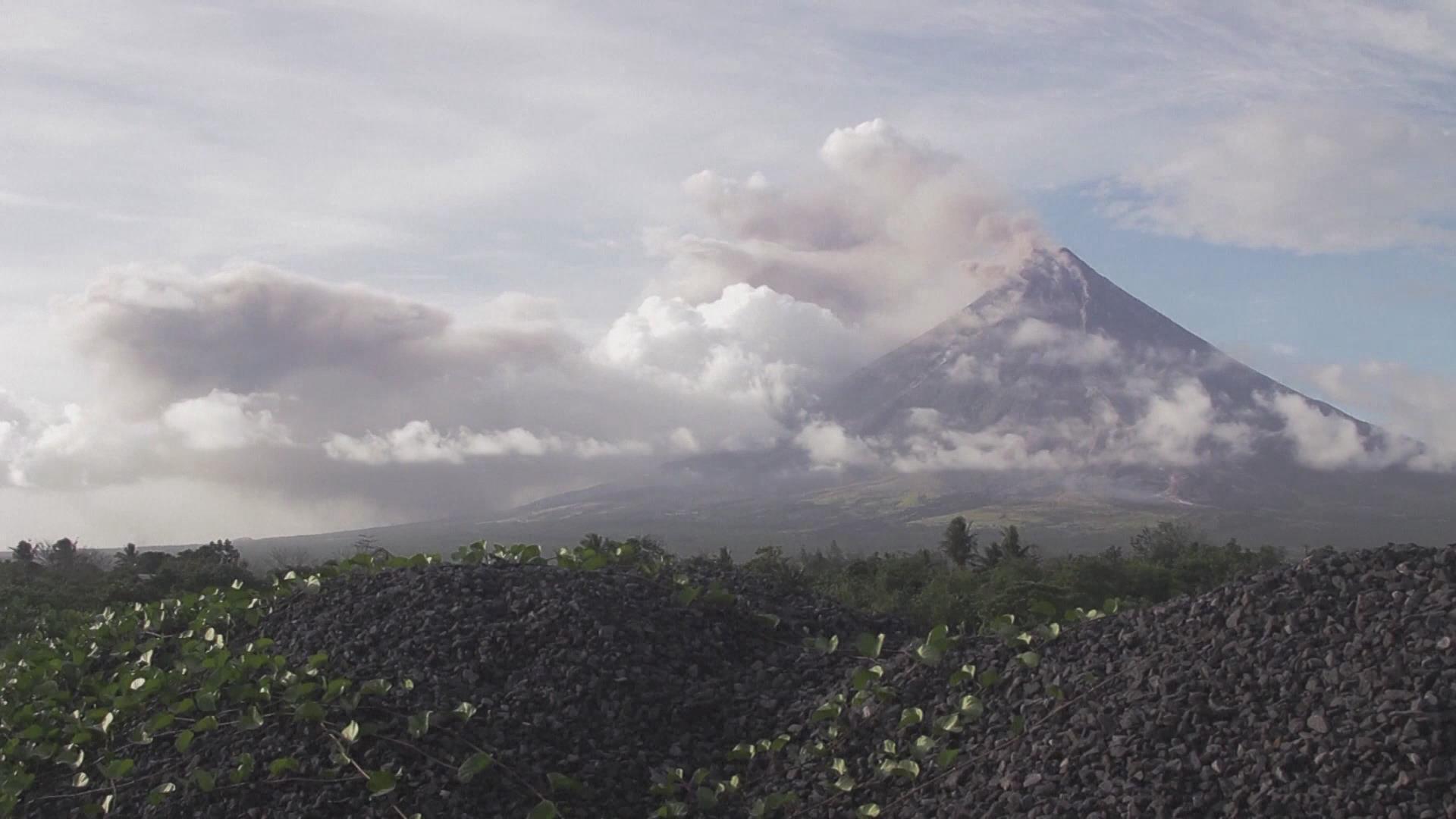 菲律宾最活跃火山马荣火山持续喷发 致2万人撤离