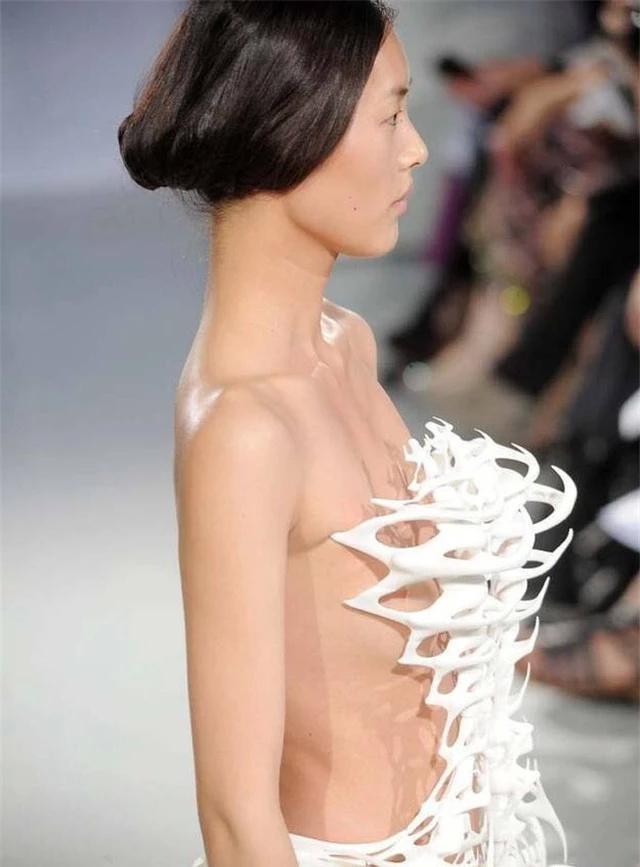 刘雯时装周造型太过大胆,网友:跟没穿有啥区别