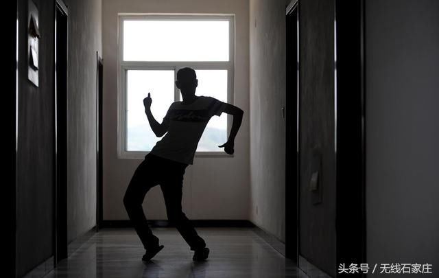 河北平山农村大叔靠跳霹雳舞拥30万粉丝:感觉