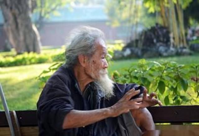 救活了老乞丐,还送了三颗金瓜子,乞丐说了三句