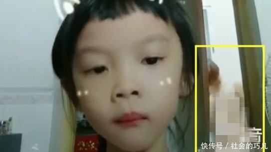 小女孩没有注意到在录抖音,妈妈换衣服全程被