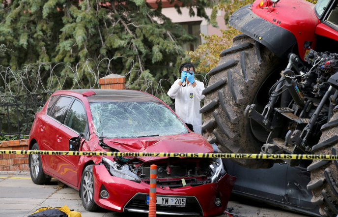 当地时间2018年10月16日，土耳其安卡拉，一名男子驾驶拖拉机在安卡拉市中心的詹卡亚大道不顾警方对其发出的停车警告，横冲直撞碾压多辆汽车。警方最后开枪打伤了这名名叫Aydin Sakarya的男子。据悉，该男子一直在接受心理方面的治疗。