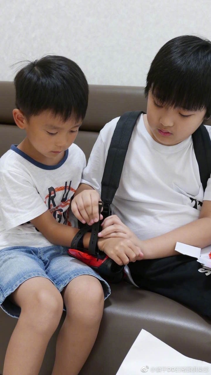吴镇宇晒儿子与朋友玩耍照片 feynman笑容灿烂