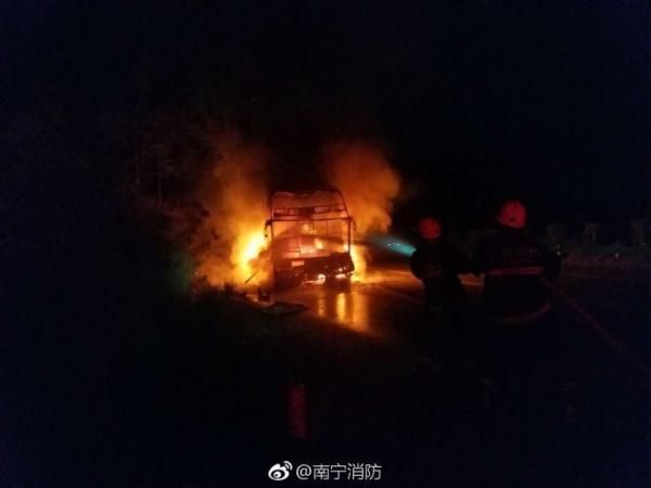 南宁外环高速一辆载34人客车起火 1死12伤