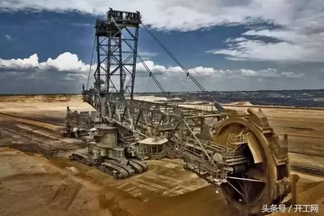 德国造出世界最大挖机,工作效率顶10000名工