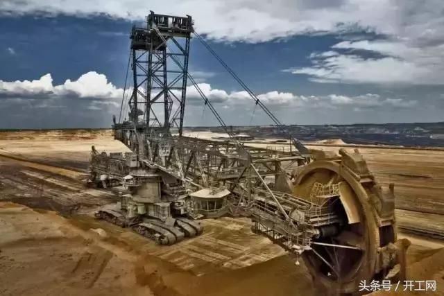 德国造出世界最大挖机,工作效率顶10000名工