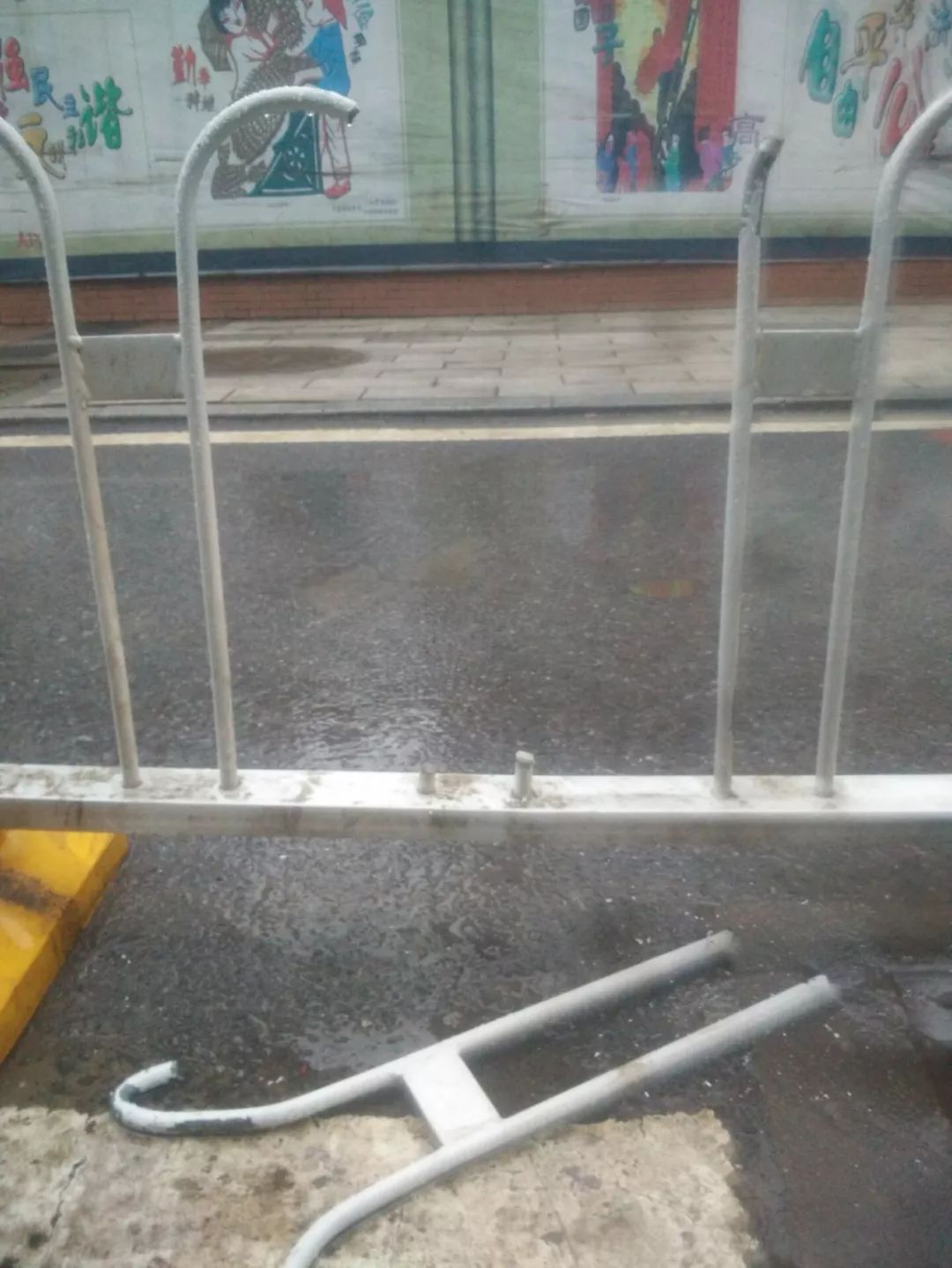 护栏卡脖,大学生街头身亡!身份查明,令人难过.