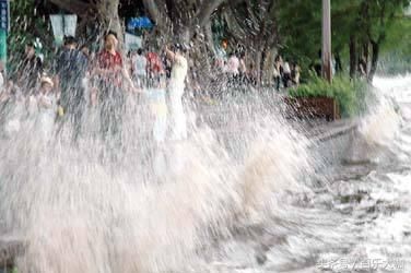 台风艾云尼第三次登陆,广东阳江再遭狂风暴雨