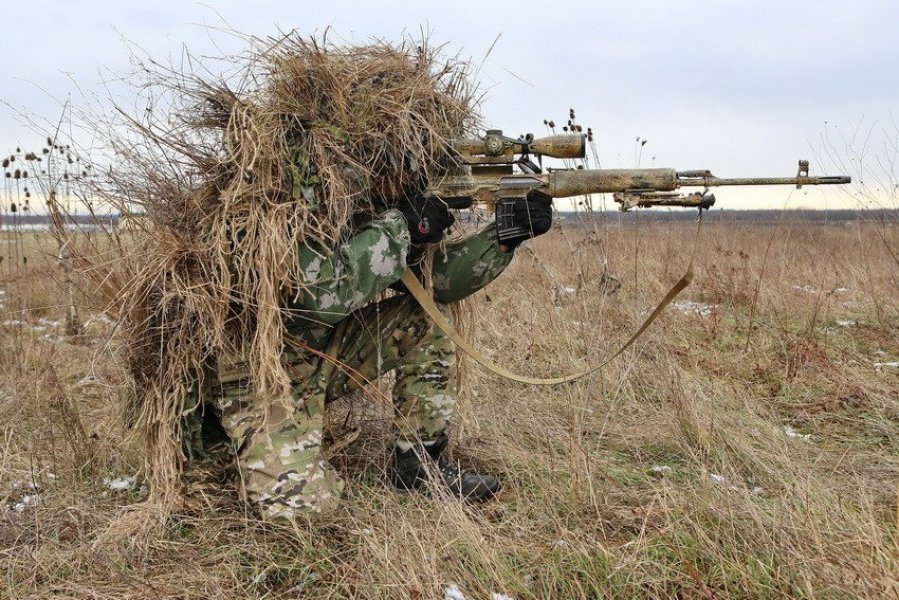 俄军狙击手展示伪装技术。