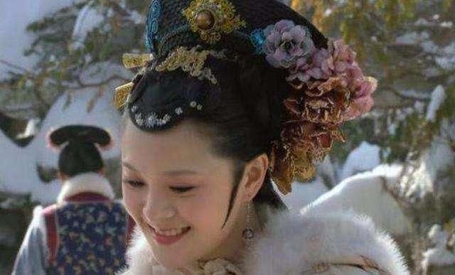 甄嬛传:跟着华妃的曹琴默,为何闻了那么多欢宜