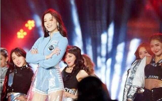 跨年晚会上迪丽热巴随性热舞,网友吐槽:连体裤