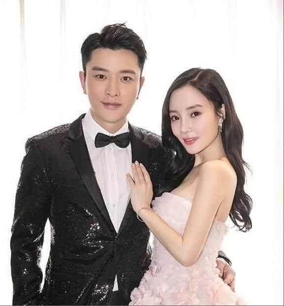 36岁李小璐出席活动衣服扣子突然崩开,她接下