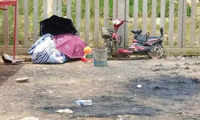 7月20日中午12点,悲剧事发地牛街庄新村的雨停了,地上都是黄色泥浆被车轮碾压后留下的痕迹。