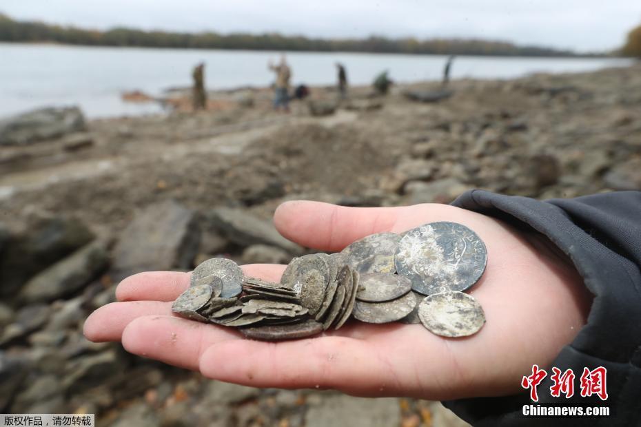 多瑙河水位下降现“宝藏” 考古人员发掘出大批古钱币