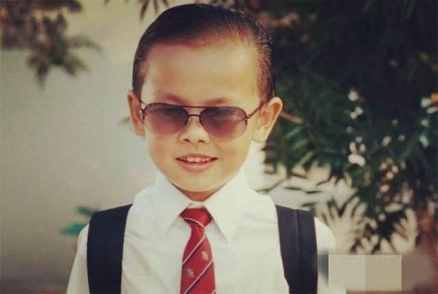 记得《长江七号》那个讨厌的富二代男孩吗?近