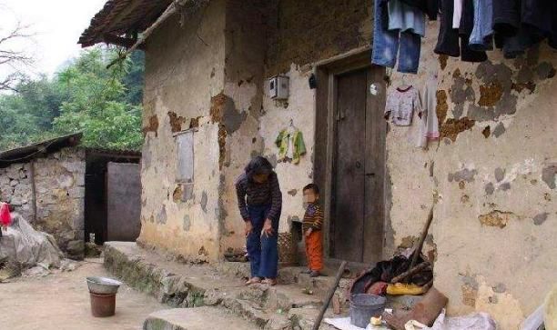 男朋友家很穷,一分彩礼不要,结婚后回家,才发现