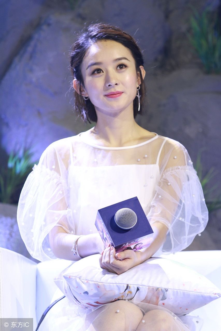 赵丽颖身穿薄纱长裙坐姿优雅,为防走光小抱枕