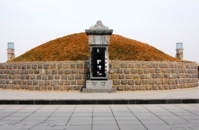 他家祖坟墓碑每天长高,算命先生说他有灾难,警察调查后真相惊人 北京时间 